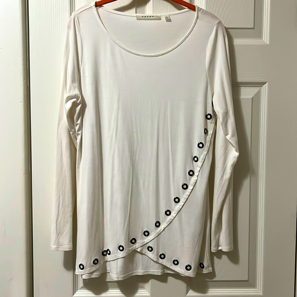 Cyrus t-shirt with grommet details size L